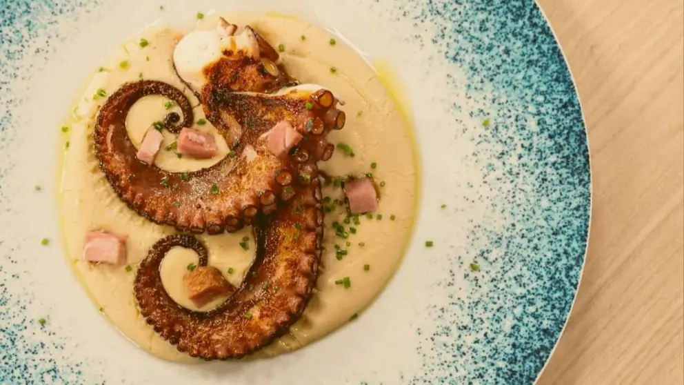 Pulpo á feira con crema de alubias: así es uno de los platos del verano.