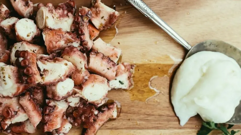 Ensaladilla de pulpo con mayonesa y pimentón.