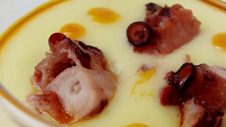 Crema de patata al piment&oacute;n con pulpo: ingredientes y paso a paso.