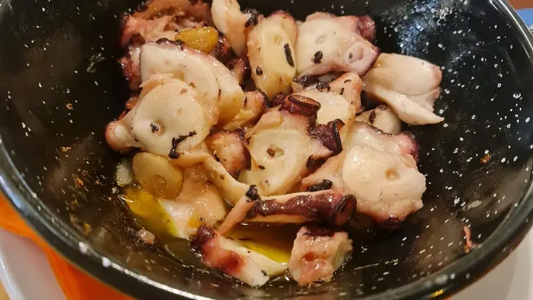 pulpo al ajillo