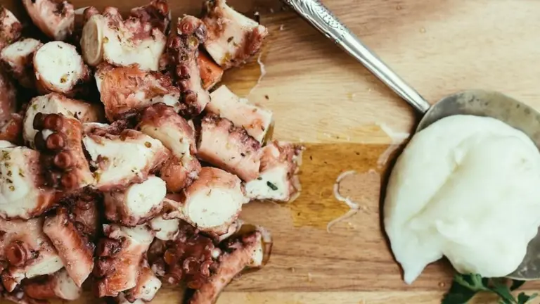 Ensaladilla de pulpo con mayonesa y piment&oacute;n.