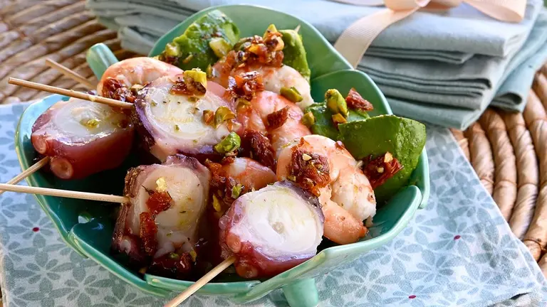 Brochetas de pulpo con langostinos, receta f&aacute;cil y sencilla paso a paso