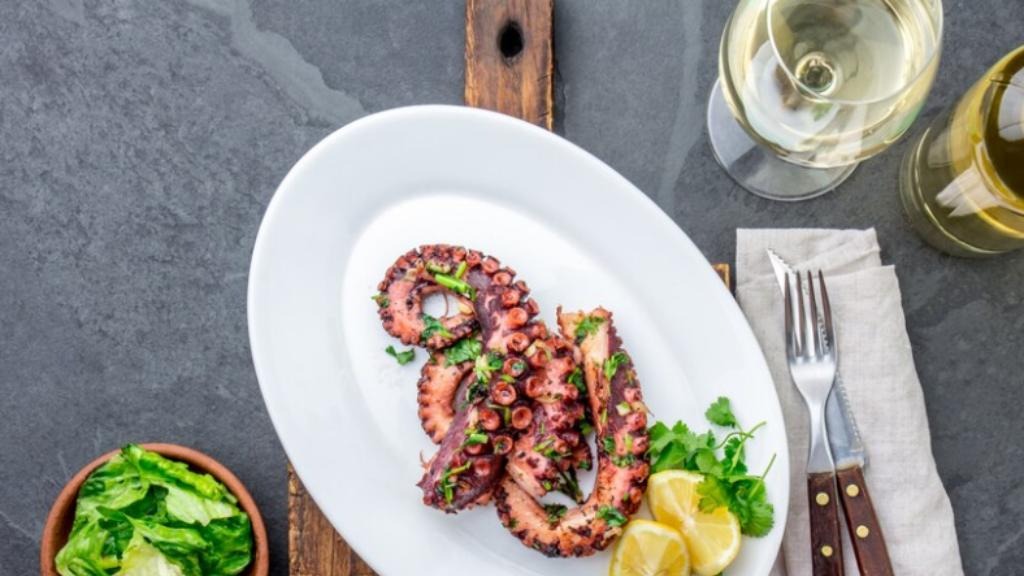 ¿Cuál es el mejor vino para acompañar al pulpo? Foto: freepik.